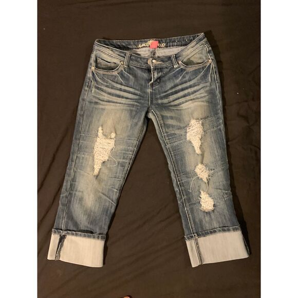 Almost Famous Women's Ripped Capri Jeans Size 9 - Picture 1 of 3